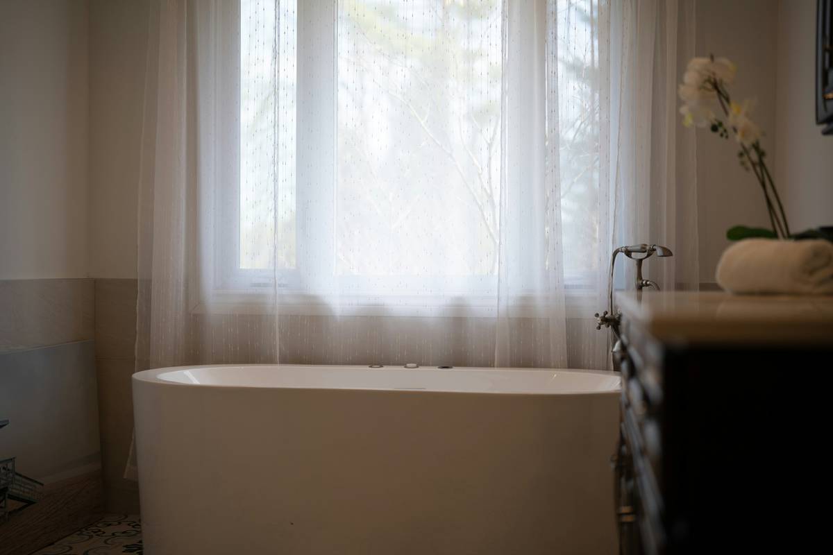Walk In Bathtub for Small Bathroom: 7 Proven Solutions to Maximize Space Without Sacrificing Safety